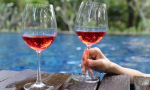 Red-wine-summer-pool-1000x600